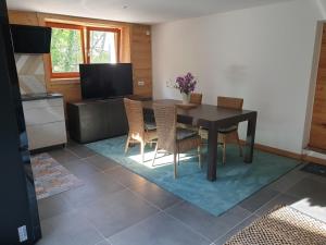 Televízia a/alebo spoločenská miestnosť v ubytovaní Le Chalet du BioT