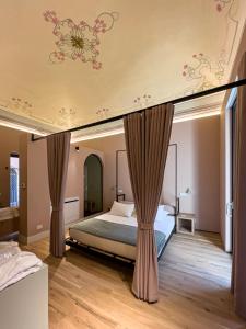 a bedroom with a bed and a ceiling with flowers at FilHome 44 in Catania