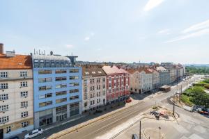 uma vista aérea de uma rua da cidade com edifícios em Brand new studio apartment #51 with free secure parking in the center em Praga