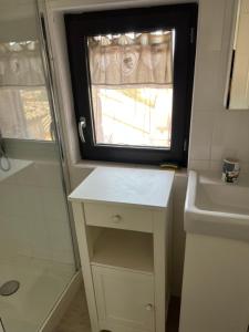 baño blanco con lavabo y ventana en La terrasse de Caromb face au Mont VENTOUX maison avec clim, en Caromb 22 fotos más
