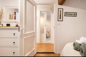 - une chambre avec une porte blanche menant à un couloir dans l'établissement CENTRAL MONKEY APARTMENT - Grupo RH Santander, à Santander 19 autres photos