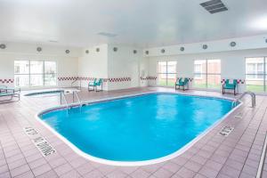 una piscina en una habitación de hotel con agua azul en Residence Inn Topeka, en Topeka