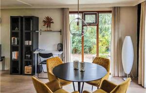 una sala da pranzo con tavolo e sedie di 2 Bedroom Amazing stacaravan In Markelo a Markelo
