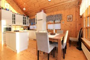 eine Küche mit einem Tisch und Stühlen im Zimmer in der Unterkunft Eys Cabin in Akureyri