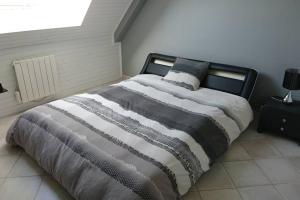 a large bed in a bedroom with a window at Belle villa à la Baule-Escoublac in La Baule