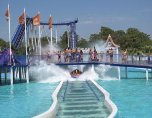 - un parc d'attractions aquatique avec une piste de roller dans l'établissement Quarteira Beach Vacation: 2BR steps to the sand, à Quarteira
