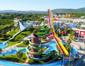 un parc d'attractions avec des montagnes russes dans l'établissement Quarteira Beach Vacation: 2BR steps to the sand, à Quarteira