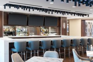 un bar avec des chaises bleues dans le hall de l'hôtel dans l'établissement Residence Inn by Marriott Anaheim Brea, à Brea