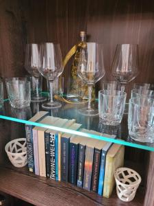 モンタナにあるGuest House Annaのワイングラス本棚 +10枚の写真