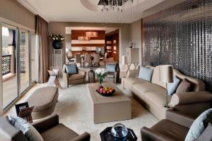 uma sala de estar com sofás e uma sala de jantar em Constantine Marriott Hotel em Constantina