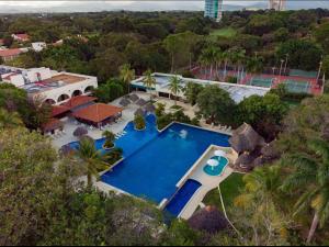 - une vue aérienne sur une maison avec une piscine dans l'établissement Aurora Luxury Suite con acceso a la playa, à Chame