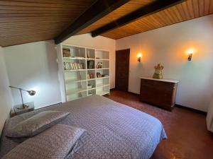 1 dormitorio con cama y estante para libros en Chalet Airaudi, en Saint-Martin-Vésubie