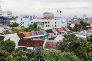 uitzicht op een stad met gebouwen en bomen bij Jeune Hostel Chiang Mai - Chang Phuak in Chiang Mai +79 foto's