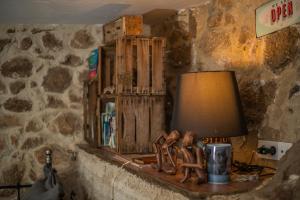 una lámpara sentada en un estante en una habitación en El Pajar de Tía María en Casas del Castañar