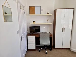 una oficina con escritorio, ordenador y silla en Incredible Private Rooms All with Private Bathrooms in a Fully Serviced House next to City Centre with Free Parking, en Coventry