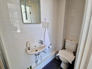bagno con lavandino e servizi igienici di Incredible Private Rooms All with Private Bathrooms in a Fully Serviced House next to City Centre with Free Parking a Coventry