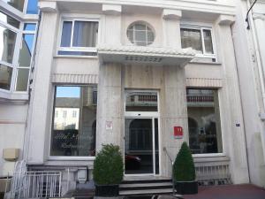 sklep przed budynkiem z oknami w obiekcie Hotel Moderne w mieście Vichy