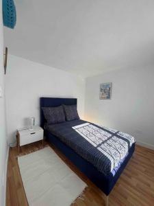 The Blue Sea View Sidi Bou Said في سيدي بو سعيد: غرفة نوم صغيرة مع سرير أزرق في غرفة