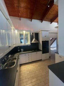 A kitchen or kitchenette at Spacious 4Br Home In Bo Kaap