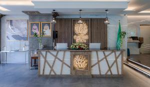 a lobby of a restaurant with a reception desk at Gacine Hotel Al Tahlia in Al Madinah