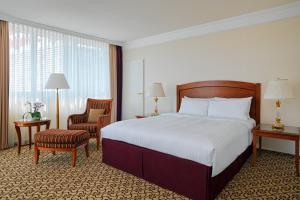 Postel nebo postele na pokoji v ubytování Leipzig Marriott Hotel