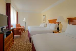 TV a/nebo společenská místnost v ubytování Leipzig Marriott Hotel