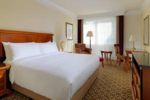Postel nebo postele na pokoji v ubytování Leipzig Marriott Hotel