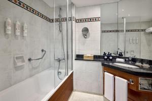 Koupelna v ubytování Leipzig Marriott Hotel