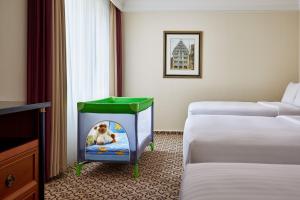 Postel nebo postele na pokoji v ubytování Leipzig Marriott Hotel