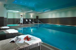 ein Hotelzimmer mit einem großen Pool in der Unterkunft Leipzig Marriott Hotel in Leipzig