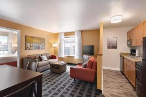 een woonkamer met een bank en een stoel en een woonkamer bij TownePlace Suites by Marriott Denver Downtown in Denver