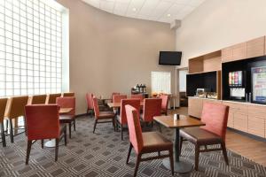 um restaurante com mesas e cadeiras e um bar em TownePlace Suites by Marriott Denver Downtown em Denver