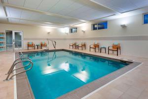 a large swimming pool in a hotel room at Courtyard Fort Wayne Downtown at Grand Wayne Convention Center in Fort Wayne