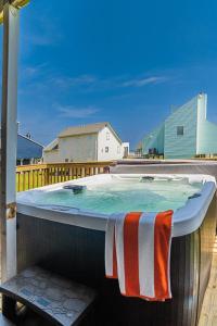 Bazén v ubytování Hot Tub - Ocean Views - Steps to Private Beach - Quiet Location nebo v jeho okolí