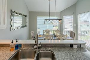 Fotografie z fotogalerie ubytování Hot Tub - Ocean Views - Steps to Private Beach - Quiet Location v destinaci Galveston