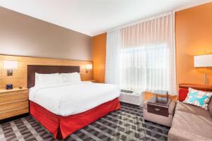 pokój hotelowy z łóżkiem i kanapą w obiekcie TownePlace Suites by Marriott Orlando Altamonte Springs/Maitland w Orlando