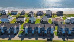 una vista aérea de una casa cerca de la playa en Hot Tub - Ocean Views - Steps to Private Beach - Quiet Location, en Galveston