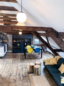 ein Wohnzimmer mit einem Sofa und einem Tisch in der Unterkunft Ferienwohnungen Alte Destillerie in Neuwied