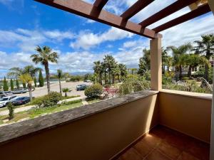 un balcón con vistas a un aparcamiento en Quinta da Boa Nova - Cheerful and spacious 2-bedroom duplex, en Estômbar