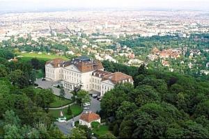 uma vista aérea de um grande edifício numa cidade em Imperial Sisi Residence-Concept Style Apartment em Viena