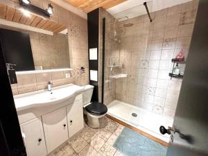 Ванная комната в CHARMANT T2 HYPER-CENTRE BORDEAUX +23 фотографии