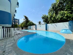 Playa Dormida的住宿－A pasos de la playa! Acogedor apartamento en Bello Horizonte con Balcón I WiFi，围栏旁的大型蓝色游泳池