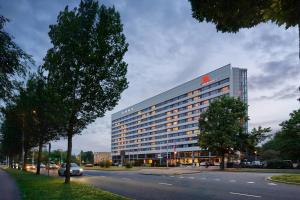 un bâtiment avec un panneau sur son côté dans l'établissement Marriott Hotel The Hague, à La Haye