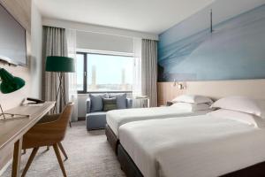 Marriott Hotel The Hague tesisinde bir odada yatak veya yataklar