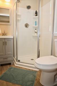 Bilik mandi di Lincoln, 1 Bedroom House near Xavier & Downtown +13 gambar