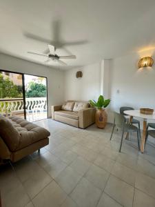 sala de estar con sofá y mesa en A pasos de la playa! Acogedor apartamento en Bello Horizonte con Balcón I WiFi, en Playa Dormida
