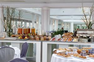 una línea de buffet con pan y bollería en exposición en Rome Marriott Grand Hotel Flora en Roma