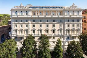 un edificio blanco con árboles delante de él en Rome Marriott Grand Hotel Flora en Roma