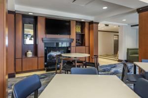 une salle de réunion avec des tables et des chaises ainsi qu'une cheminée dans l'établissement Fairfield Inn & Suites by Marriott Texarkana, à Texarkana - Texas