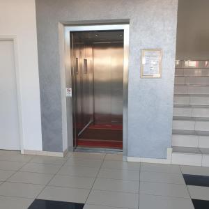 un ascensor en un edificio con la puerta abierta en Gästehaus Catherine en Zierenberg